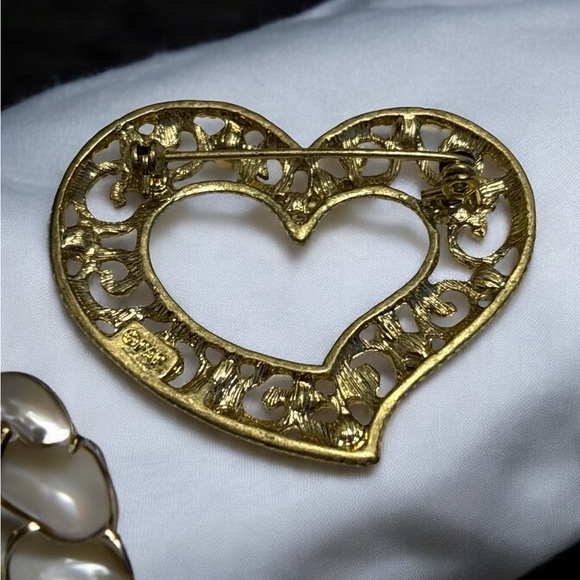 🛍️ 3 for $25 🛍️ Vintage FAF Gold Tone Crystal Filigree Heart Brooch 1-7/8” - Picture 3 of 5
